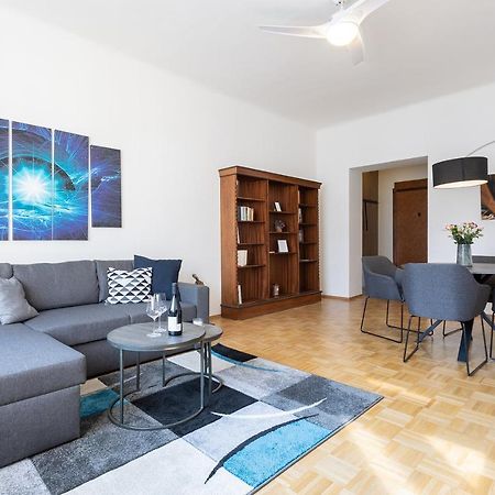 Bright And Spacious Attic Apartment Prag Eksteriør billede